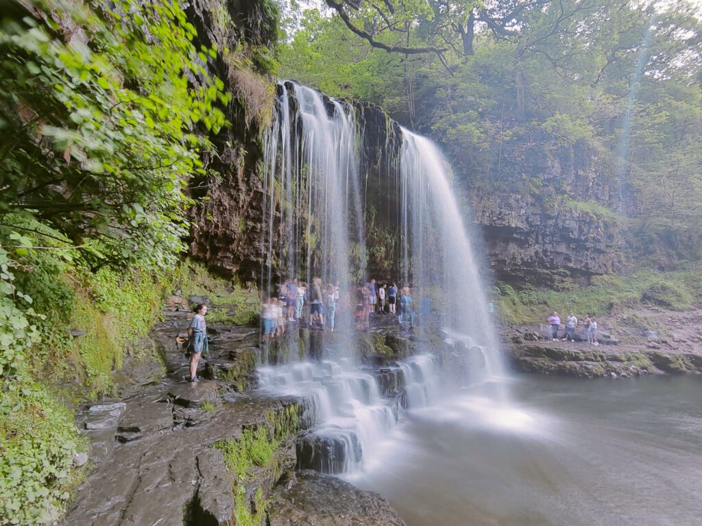 Turysta podziwiający Wodospady w Brecon Beacons