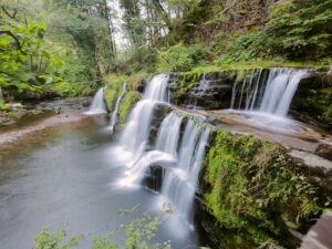 Piękny widok na jedno z Wodospadów w Brecon Beacons